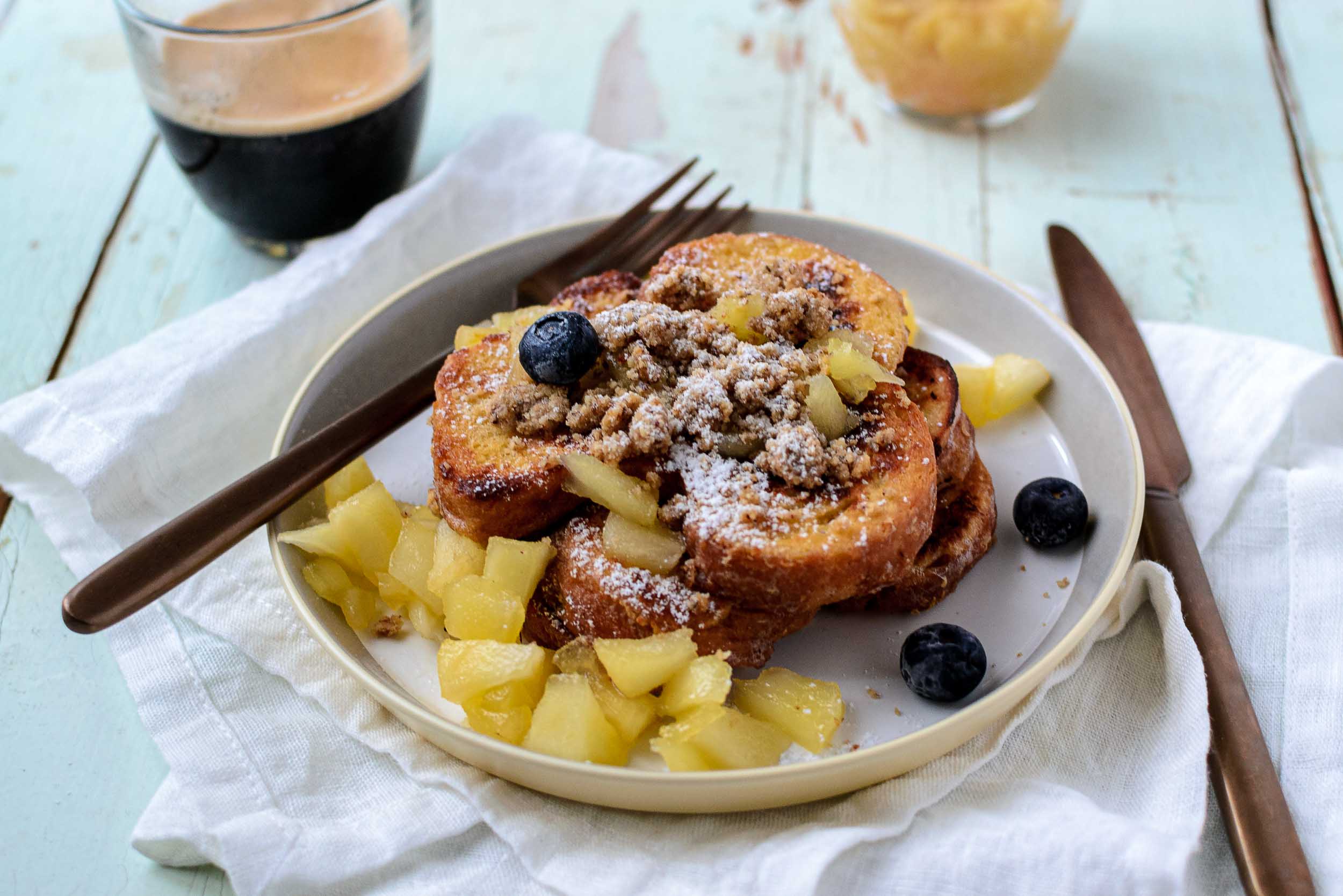 Brioche perdue, crumble pécan et compote de pommes  (Arme Ritter)